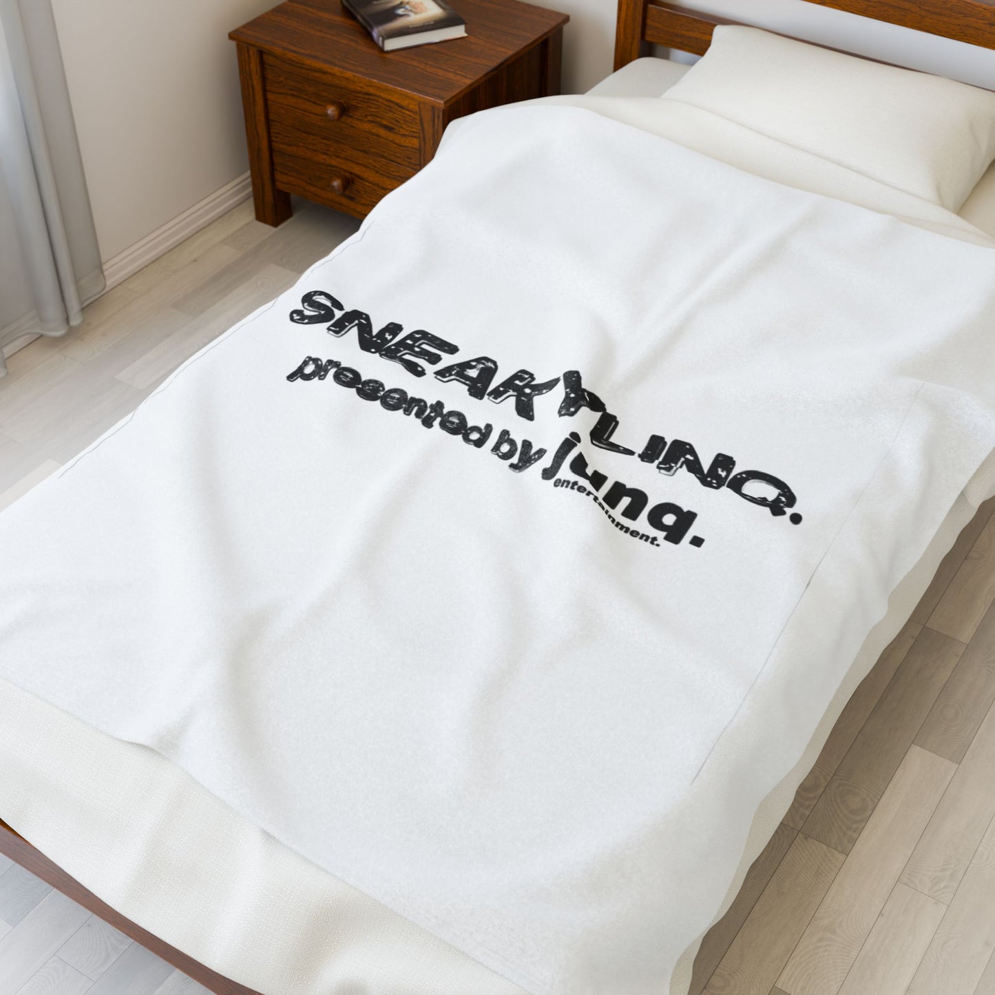 Sneakylinq Plush Blanket (white)